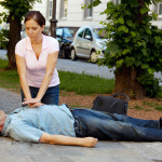 Provides first aid woman in a man with a heart attack in the street